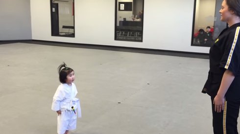 3 Yaşındaki Şirin Kız Judo Dersini Çok Ciddiye Alıyor