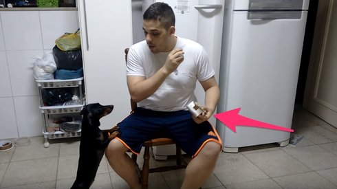 Köpeğini Trolleyen Adam Ona İlaç İçirmeyi Başarıyor