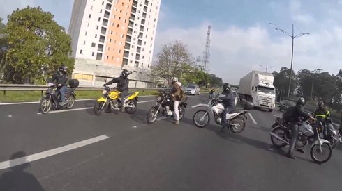Otoyola Fırlayan Köpeği Ezilmekten Kurtarmaya Çalışan Motorsikletliler