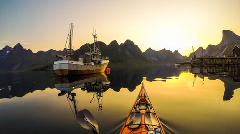 Norveç'te Kanoyla Gezerken Nefes Kesen Doğa Fotoğrafları Çeken Adam
