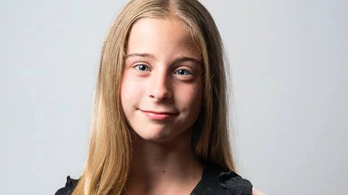 Erken Doğmuş Bu 17 Güzel Çocuk Şimdi Ellerinde Bebeklik Fotoğraflarıyla Poz Veriyorlar