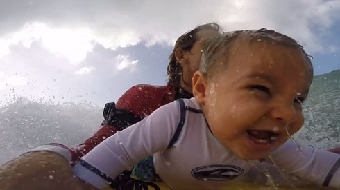 9 Aylık Bebeğiyle Birlikte Sörf Yapan Çılgın Baba