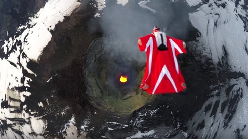 Yanardağın Üzerinden Wingsuit Uçuşu Yapan Çılgın Kadın
